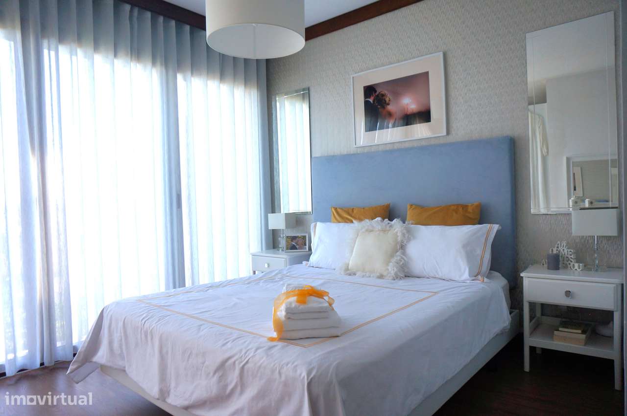 T4 Condo exclusivo com jardim privado, 2 lugares de garagem e piscina - Grande imagem: 3/16