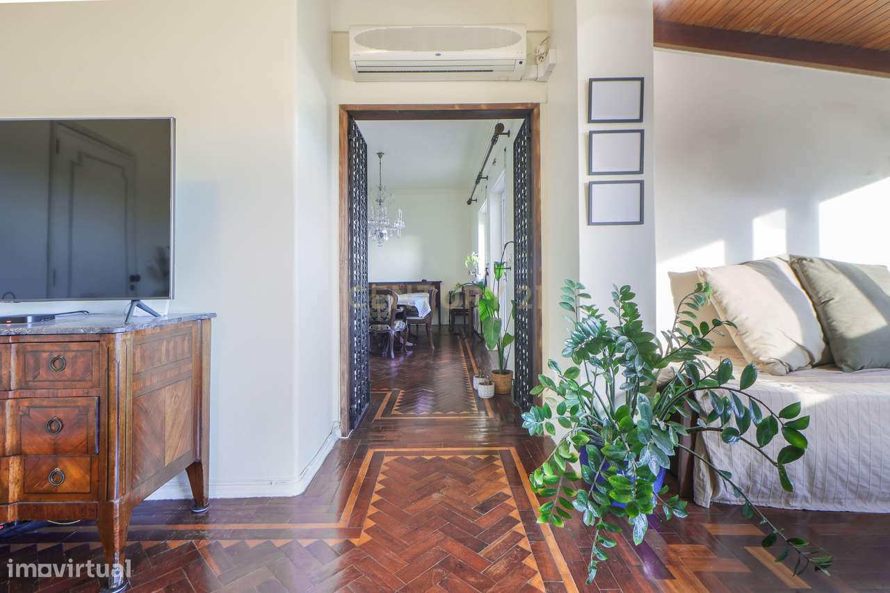 Espaçoso T4 transformado em T2 com terraço em Carnide, Lisboa - Oportu-12