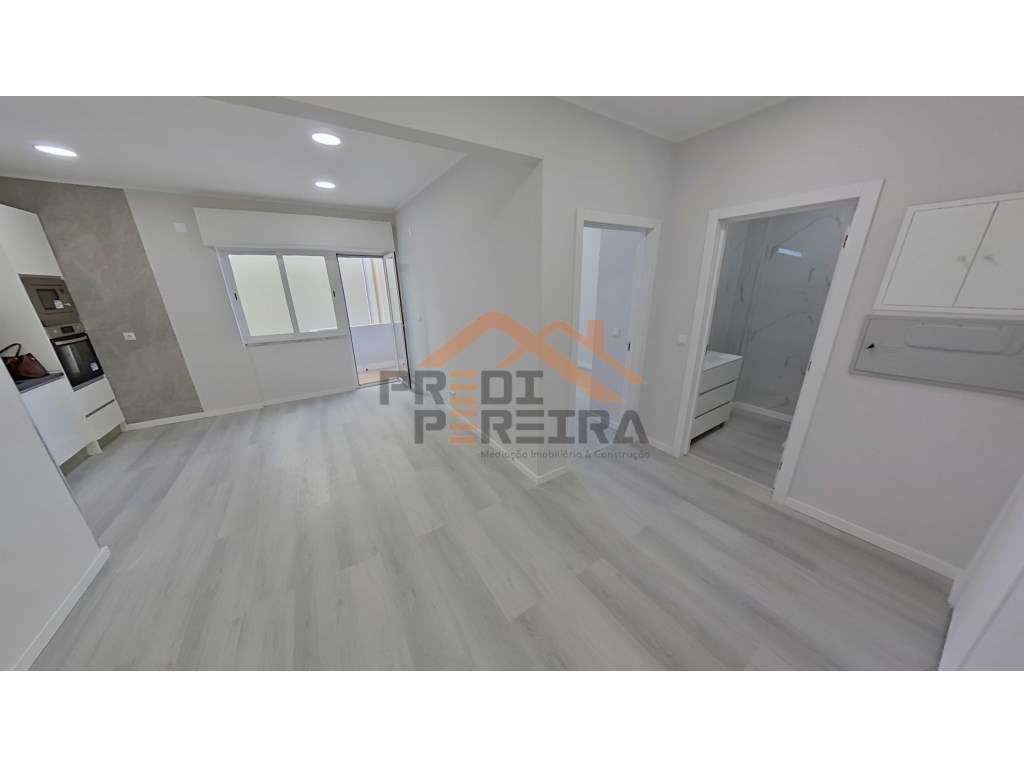 Situado no centro da Amadora. T1 com varanda, remodelado.-5
