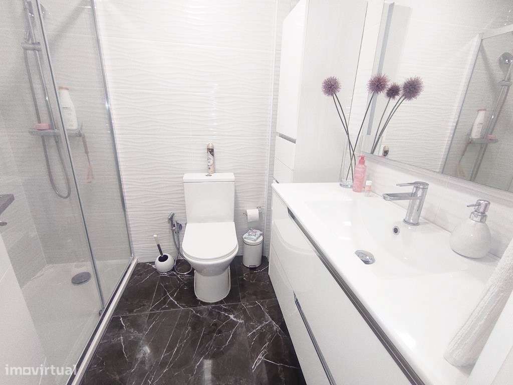 T2 totalmente remodelado no centro do Casal São Brás-25