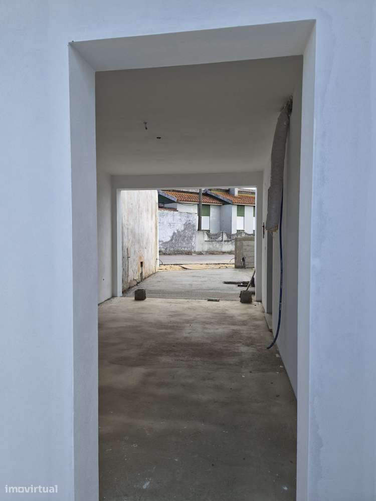 Moradia T3, térrea, geminada com garagem e jardim. Fração "B"-14