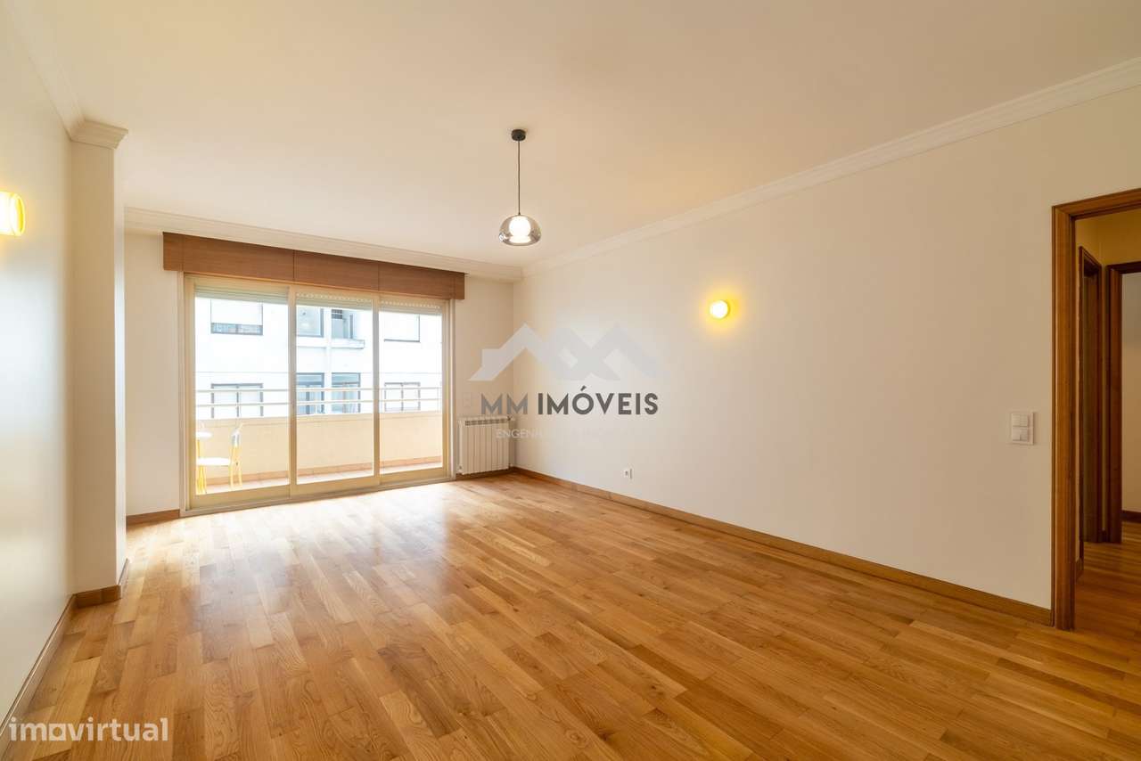 Apartamento T1 | Varanda | Exposição Sudeste | Garagem | Arrumos | Rua - Grande imagem: 3/32