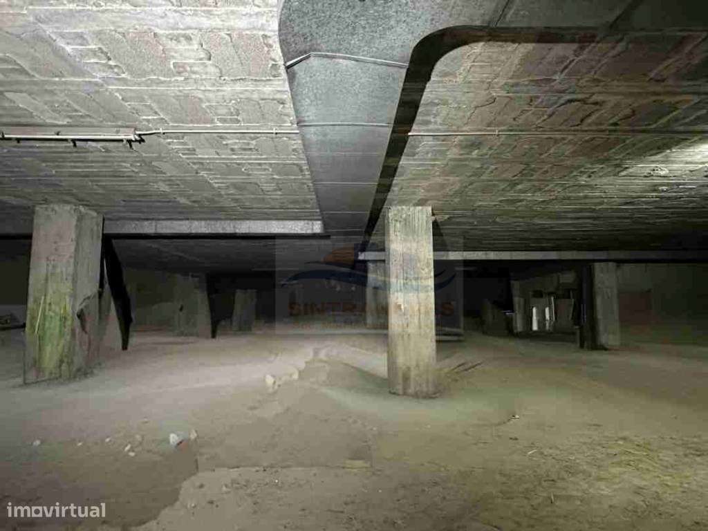 Garagem Estilo Bunker no Centro da Parede - Grande imagem: 5/8