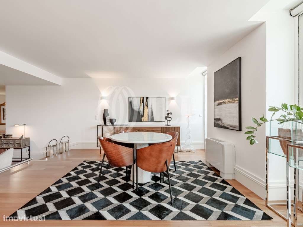 Apartamento T3 com dois lugares de garagem em Aliados, Porto-13