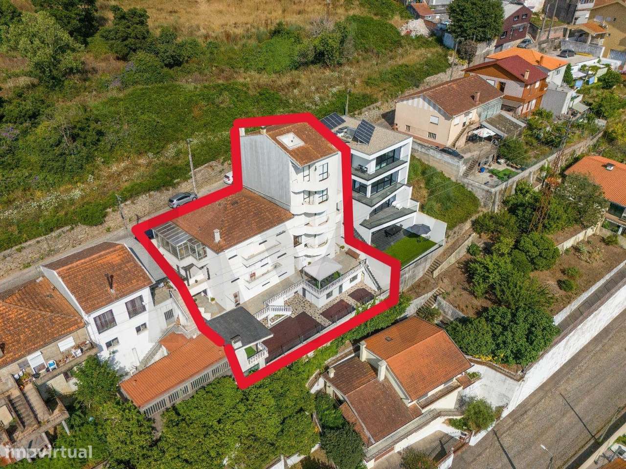 Conjunto de Duas Moradias Multifamiliares com Vista Panorâmica sobre o - Grande imagem: 2/28