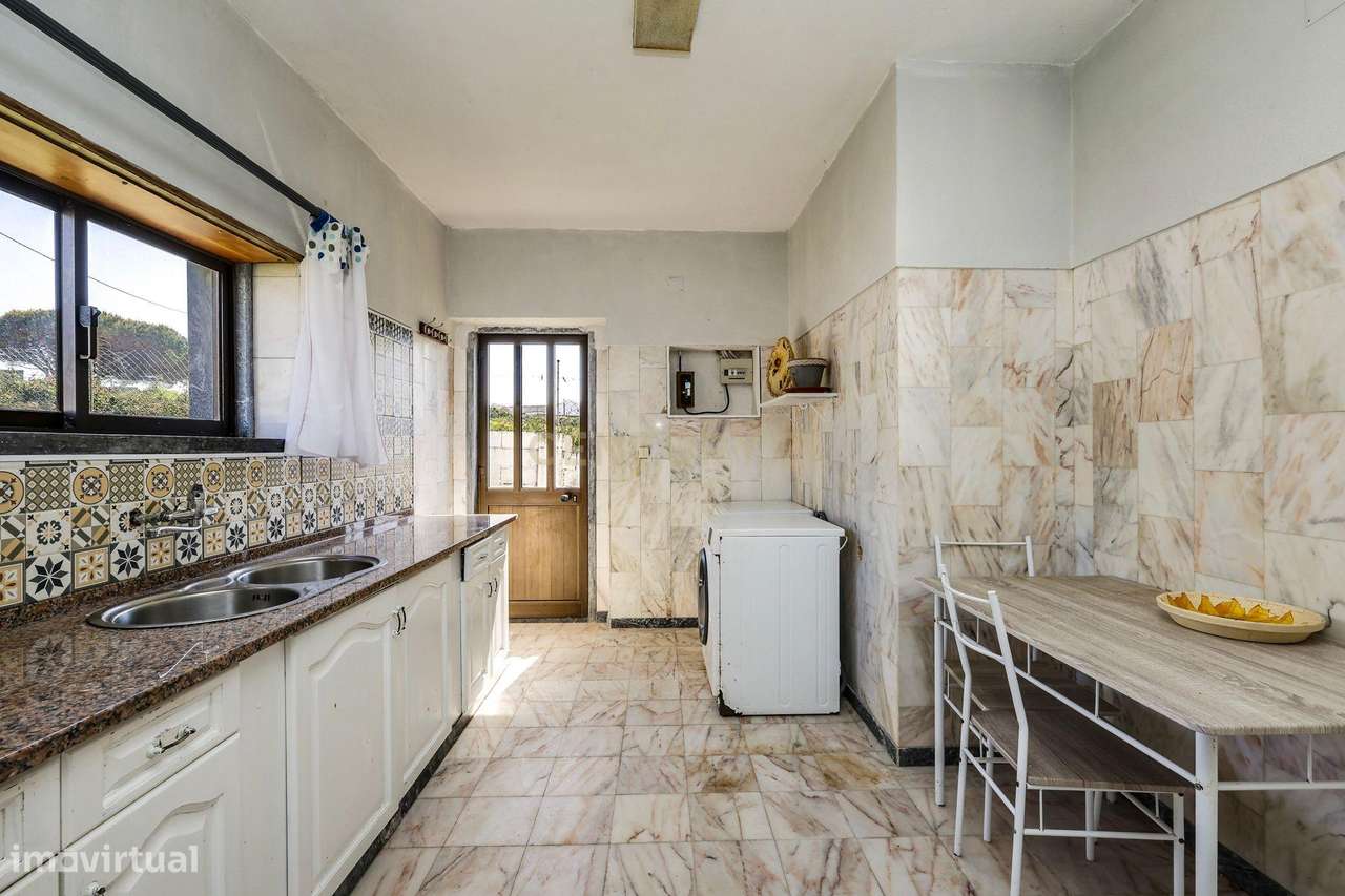 Moradia com Terreno Amplo e Vista Mar na Carvoeira-53