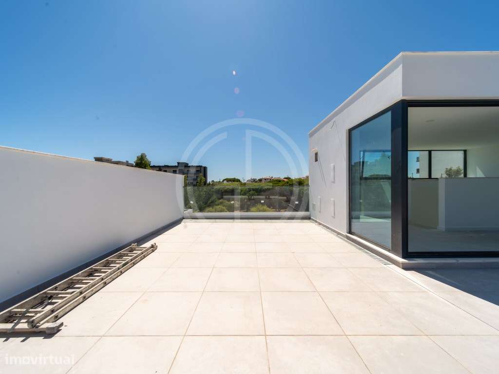 Moradia V3+1 com piscina privada em Gambelas-32
