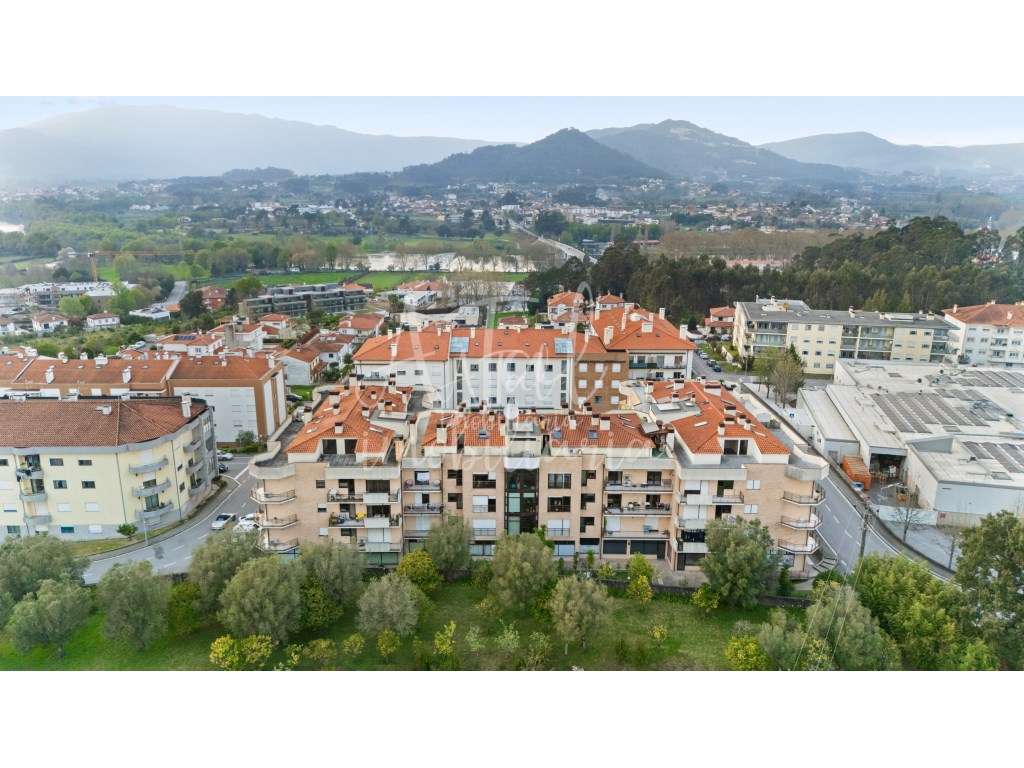 Duplex T5 no centro de Ponte de Lima com terraço panorâmico e 2 gar...-56