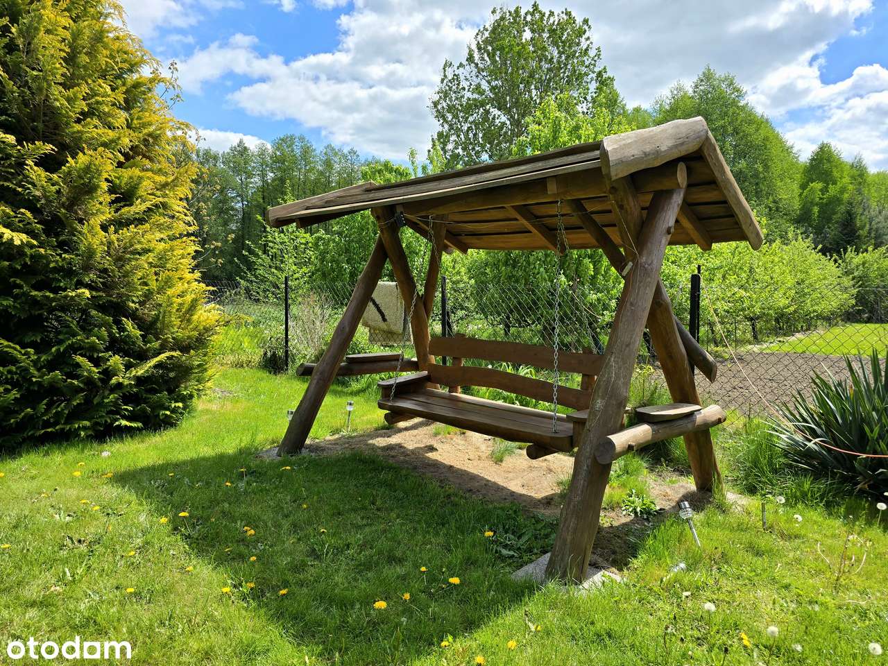 Klimatyczny dom na malowniczo zagospodarowanej działce | staw | las-6