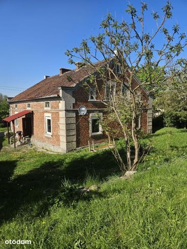100 letni dom z czerwonej cegły z zabudowaniami
