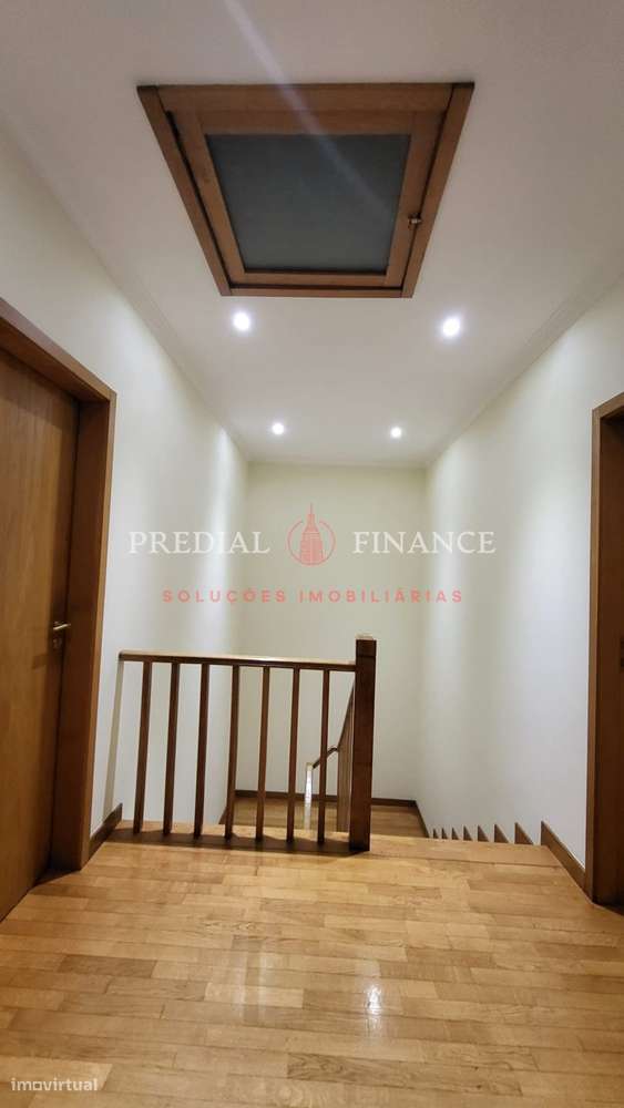 Moradia T4 com Jardim, Terraço, Garagem Dupla e Área de Barbecue — Exc-11