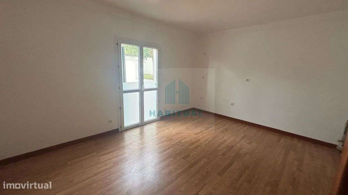 MORADIA T5 EM VILA NOVA DE ANHA - Grande imagem: 5/37