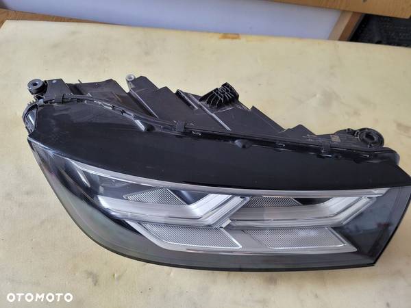 LAMPA PRAWY PRZÓD AUDI Q5 80A941034 - 2