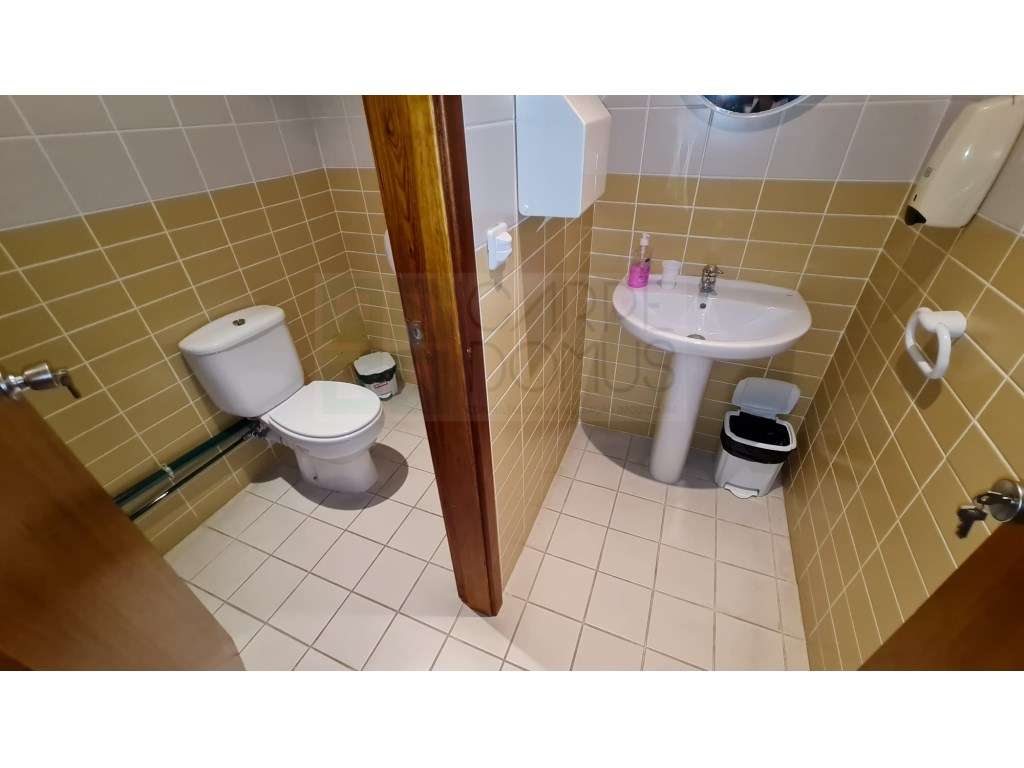 Amplo Armazém com escritórios na Nacional 10, Alverca do Ribatejo-36