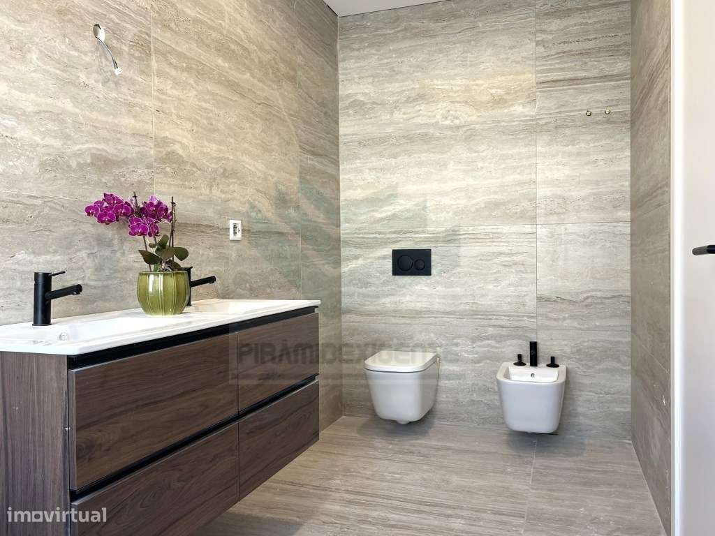Ampla Moradia T4 em Azeitão: 72m² Open Space, 3 Suítes-19