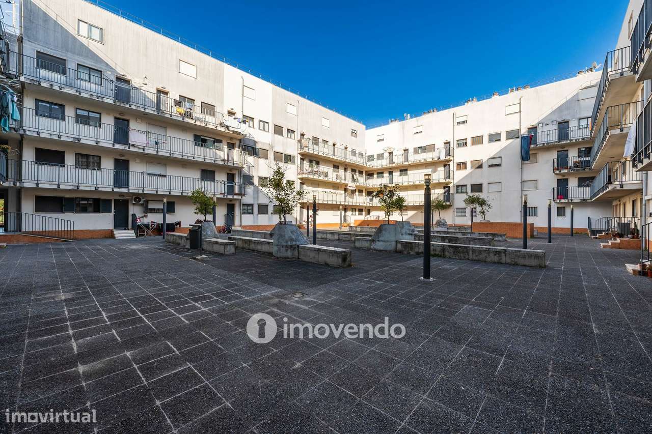 Apartamento T2 com cozinha equipada e estacionamento, na Ameixoeira-34