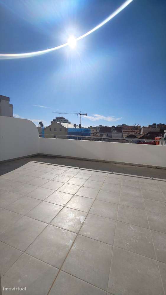 Apartamento T2 com parqueamenti e terraço. Vistas de mar-24