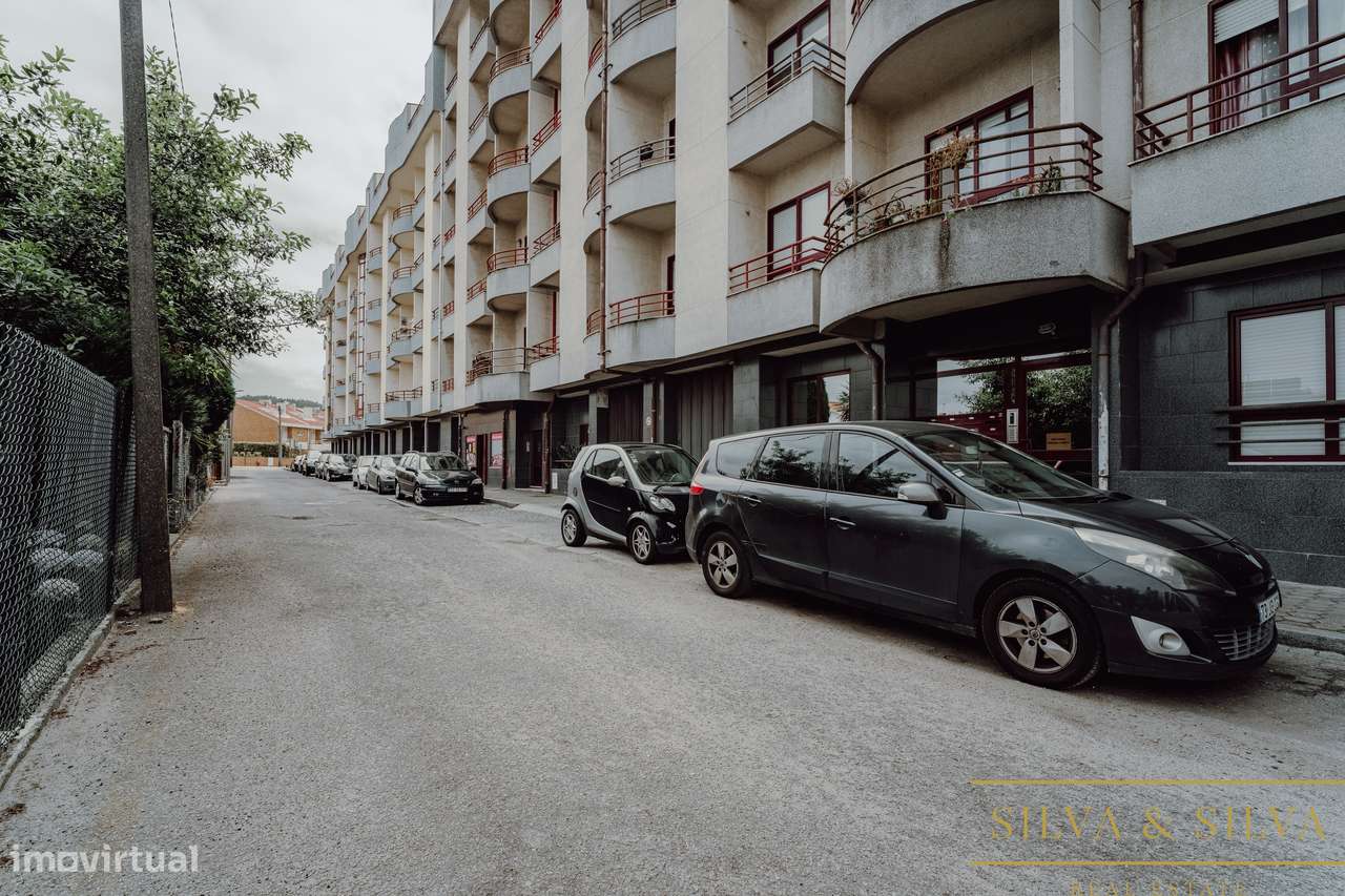 Apartamento T2+1 com garagem  no centro de Canelas-33