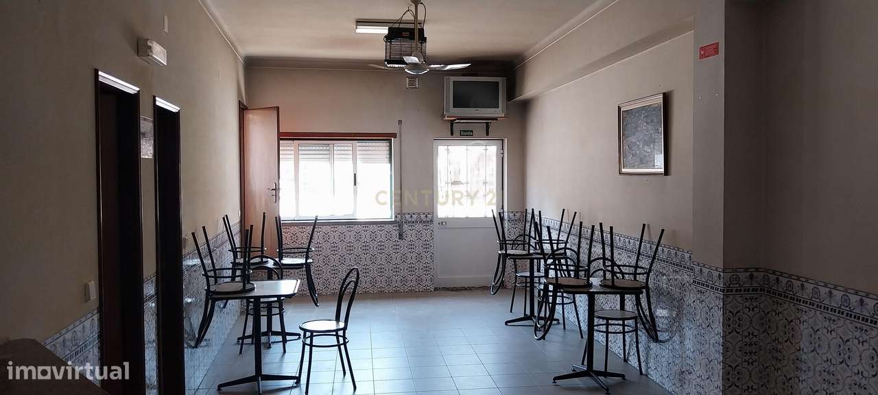 Moradia T2 com 2 espaços comerciais e garagem-11