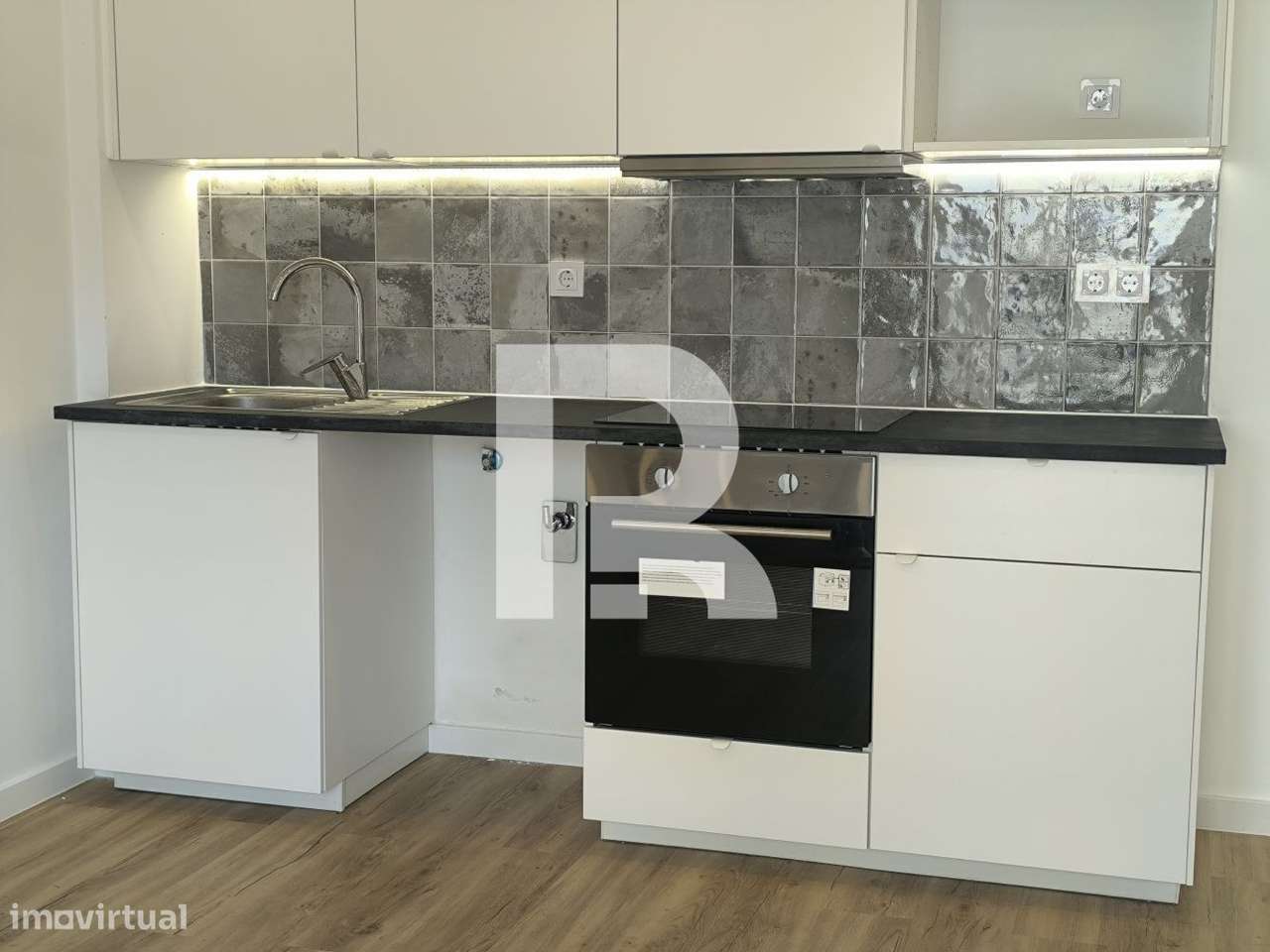 Apartamento T3 Remodelado no Centro de Camarate-3