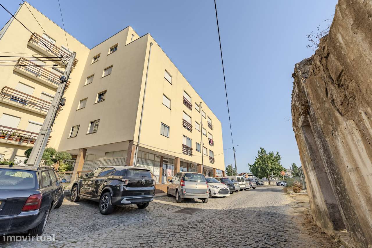 T2 totalmente Renovado, com terraço em Ferreiros, Braga-15