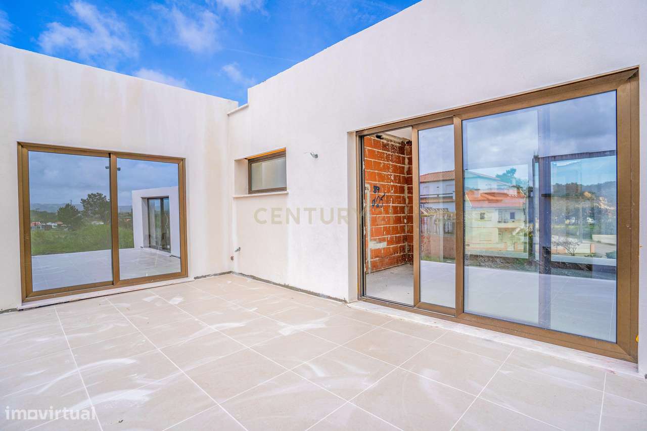 Moradia T3 com Piscina e Jardim em Salir do Porto-33