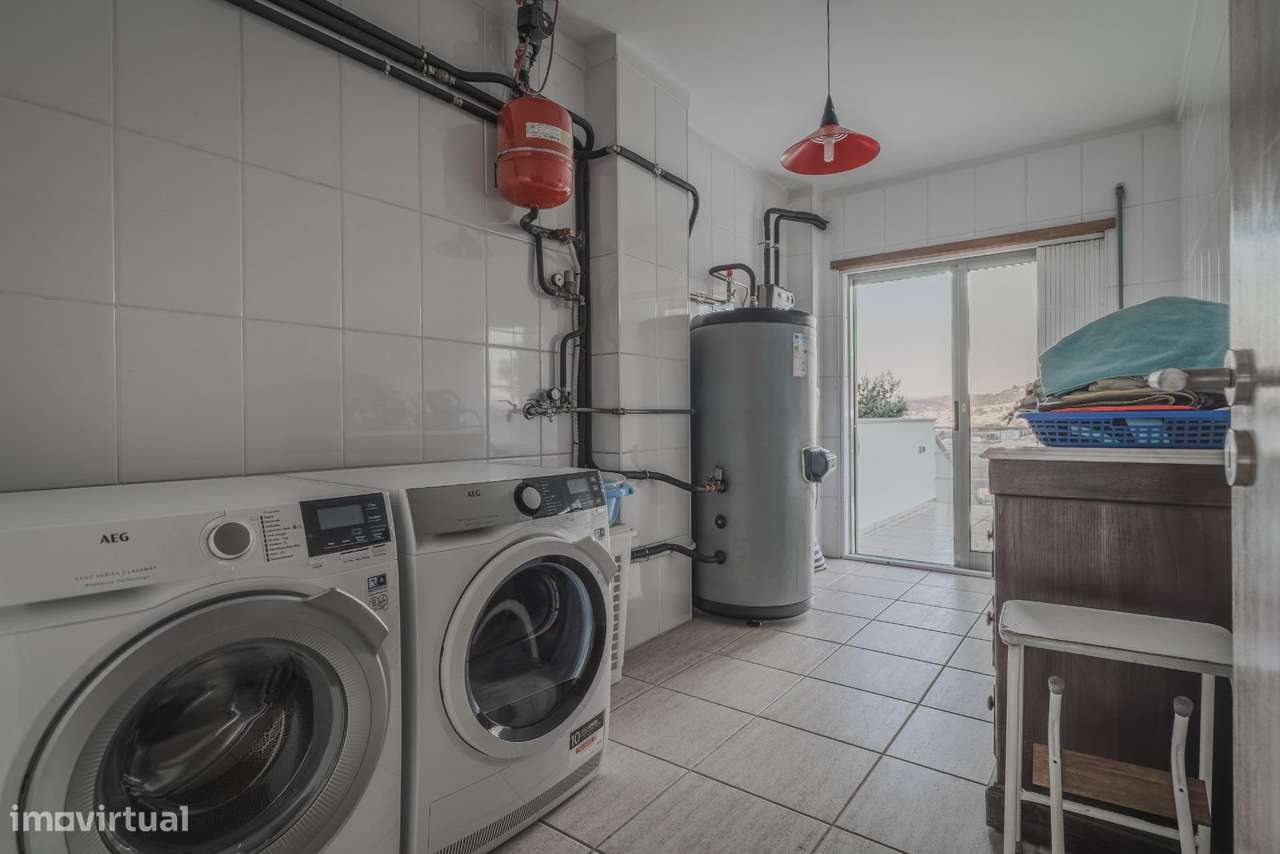 Moradia T4 com jardim e garagem dupla a 6 min do centro de Braga-30