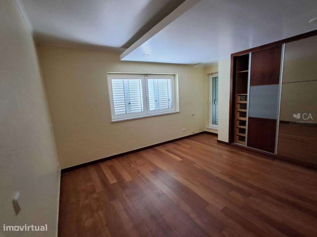 Moradia com 1.163,11m² inserida em terreno com 4.857m², situada em ... - Grande imagem: 4/15