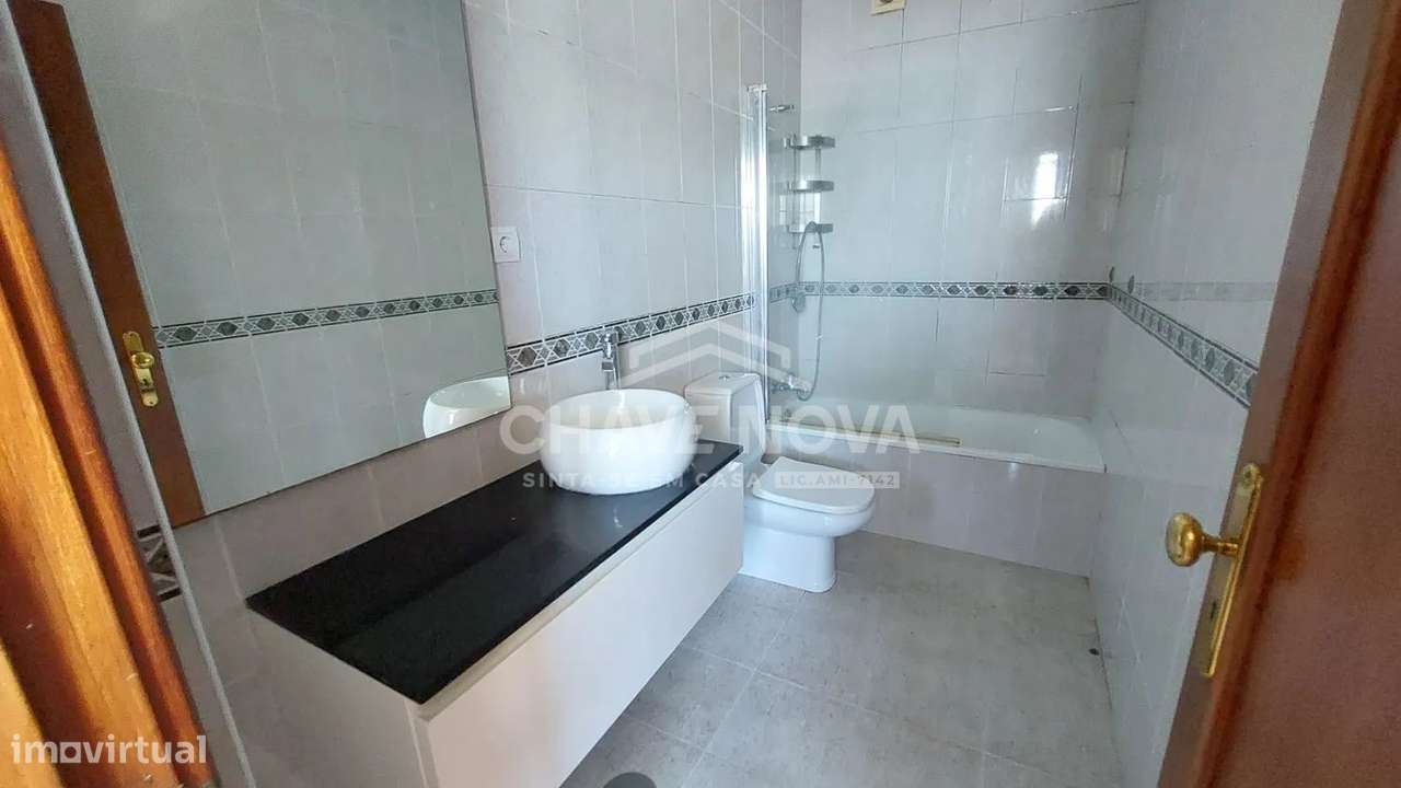 T2 Último Piso c/ Terraço e Garagem Box em S. Félix da Marinha-19