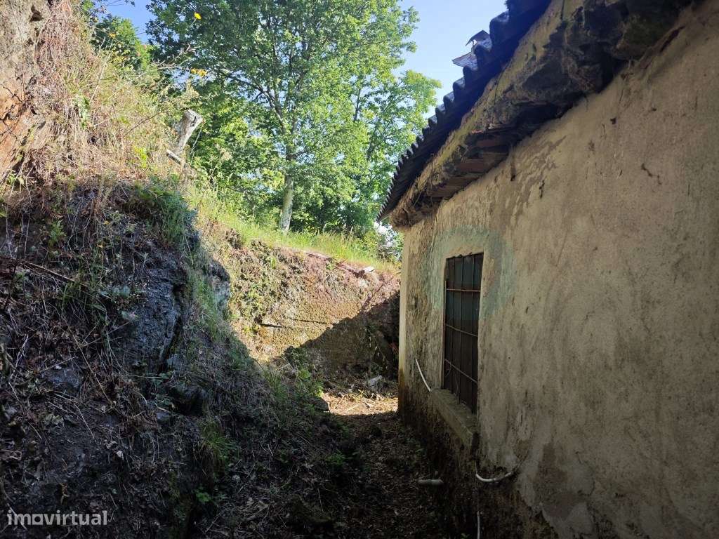 Moradia T3 com terreno em Vilar de Cunhas-25
