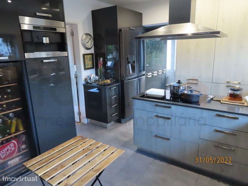 MORADIA RENOVADA RECENTEMENTE, PERTO DOS CENTROS DE CARCAVELOS E PA... - Grande imagem: 5/34