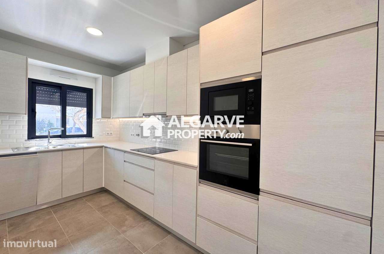 Moradia geminada V2 a poucos passos de cafés e restaurantes com vista - Grande imagem: 3/21