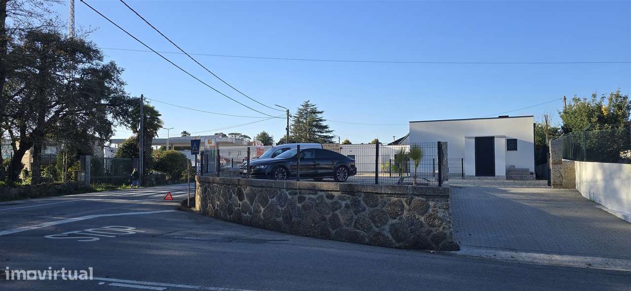 4 Moradias + Terreno c/ possibilidade de negócio - Vila Nova de Famali-9
