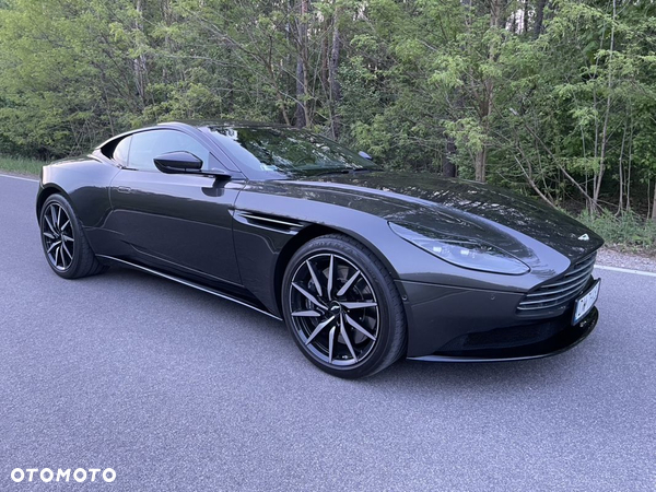 Aston Martin DB11 V8 Coupe - 7