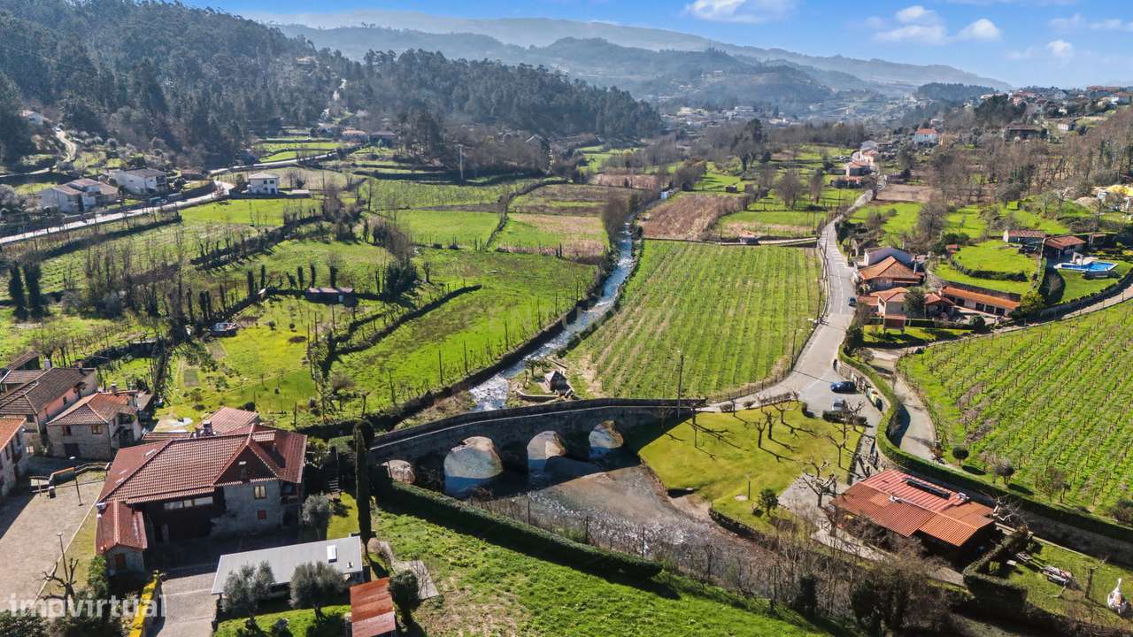 Moradia em pedra para reconstrução com projeto hoteleiro aprovado em A-9