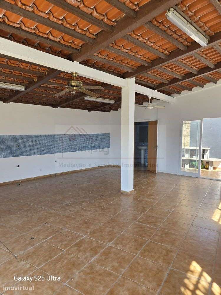 Moradia T4 com piscina e 900 m² de terreno na Quinta da Serralheira,-7