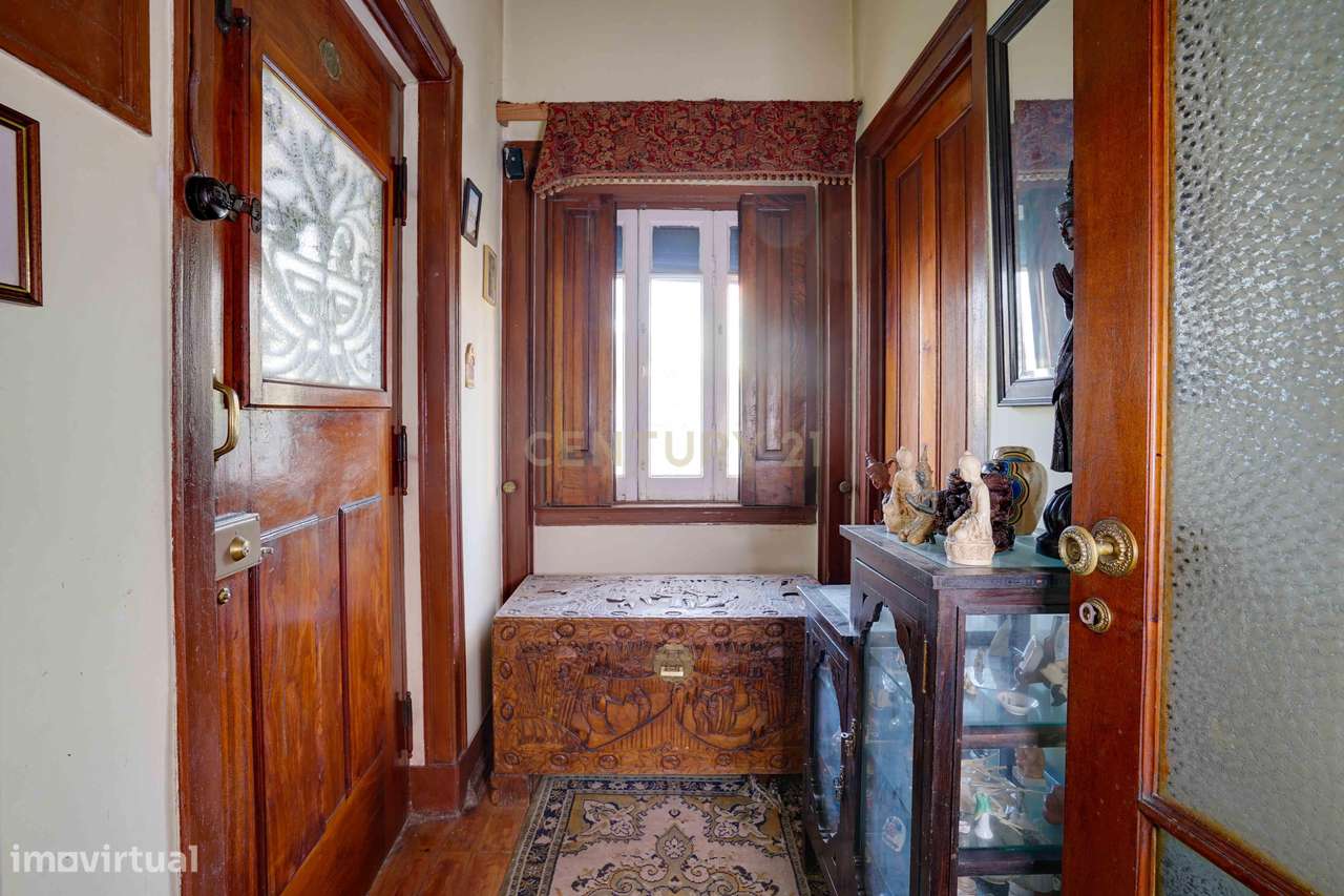 Moradia independente T6, situada no coração da linha de Cascais, junto-36