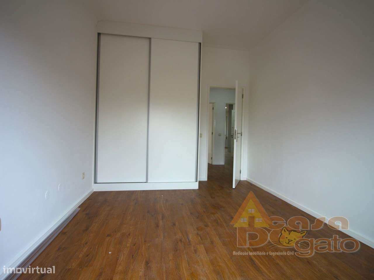 Apartamento Remodelado com boas varandas-13
