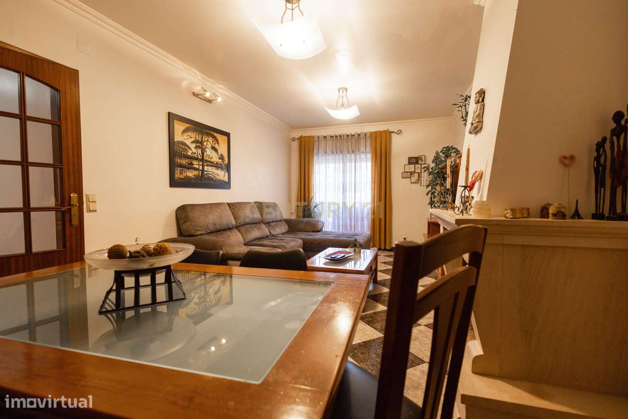Apartamento T3 com 2 Suites e Terrço-Minde-5