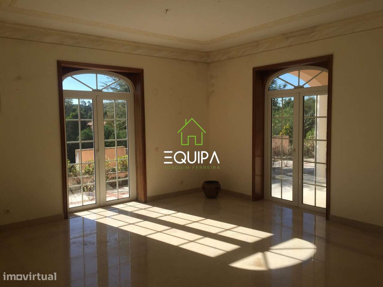 Moradia isolada T-7, na estrada nacional 117, em Belas, concelho de Si-8