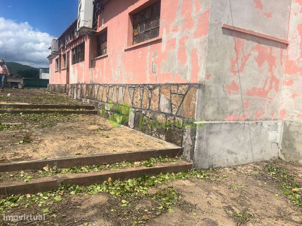 Antigo bar, para recuperar, perto de Alcoentre - junto à A1, com lo...-36