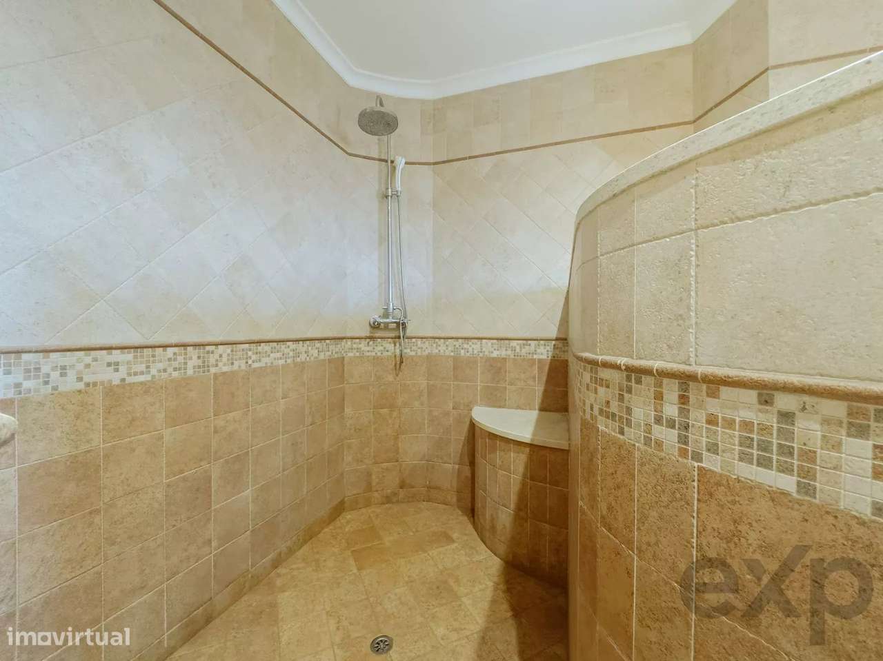 Casa senhorial privada com piscina em mais de 5 hectares.-23