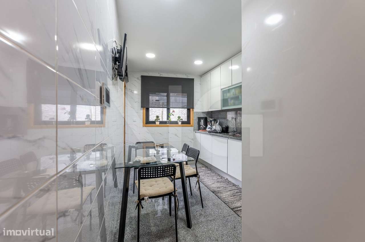 Moradia T3 com pátio, anexos e garagem em Paranhos - Porto-17