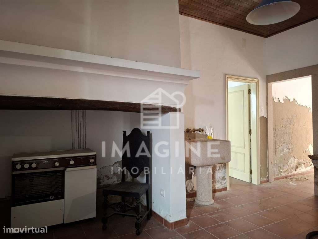 Casa senhorial no Largo do Adro da Igreja, para recuperar em Alpalh... - Grande imagem: 4/42