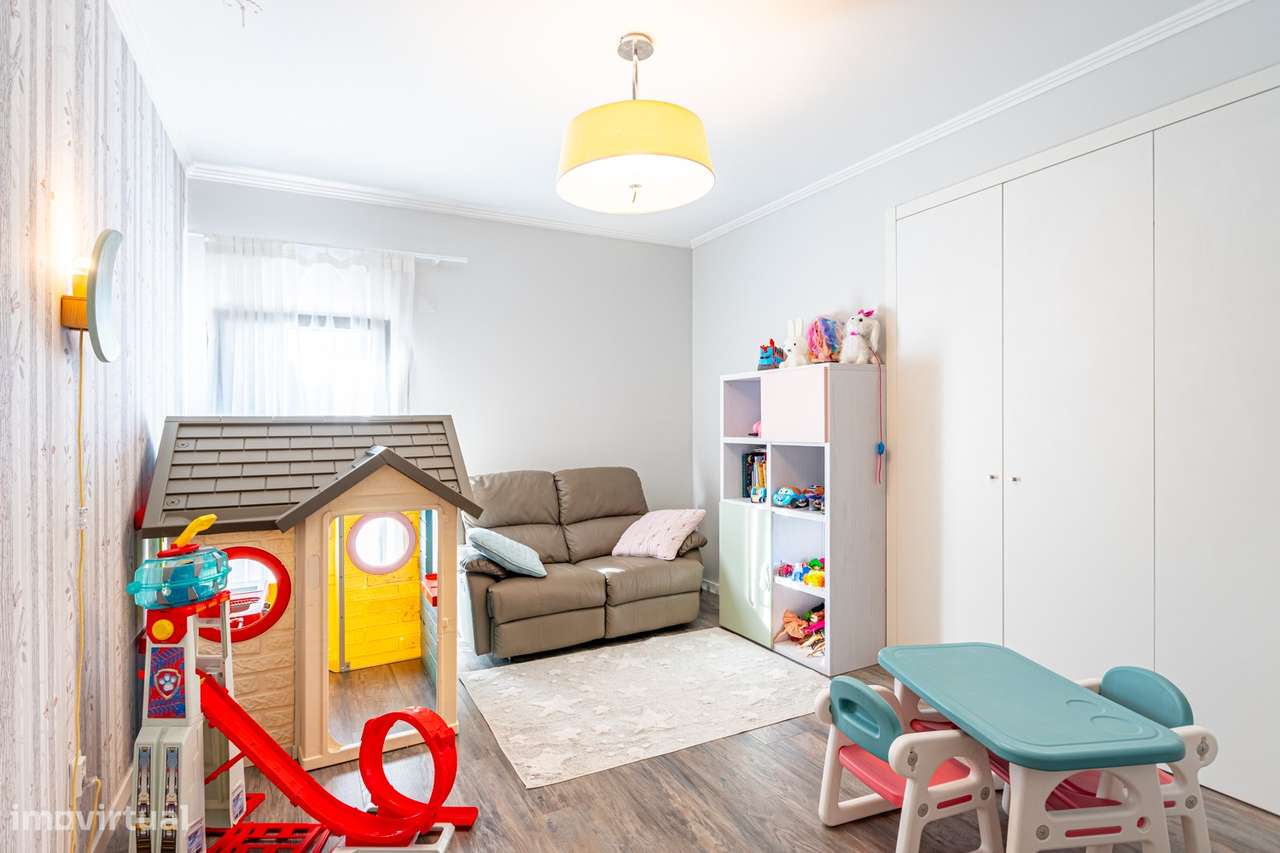 Excelente Moradia térrea Semi nova com piscina na Moita-23