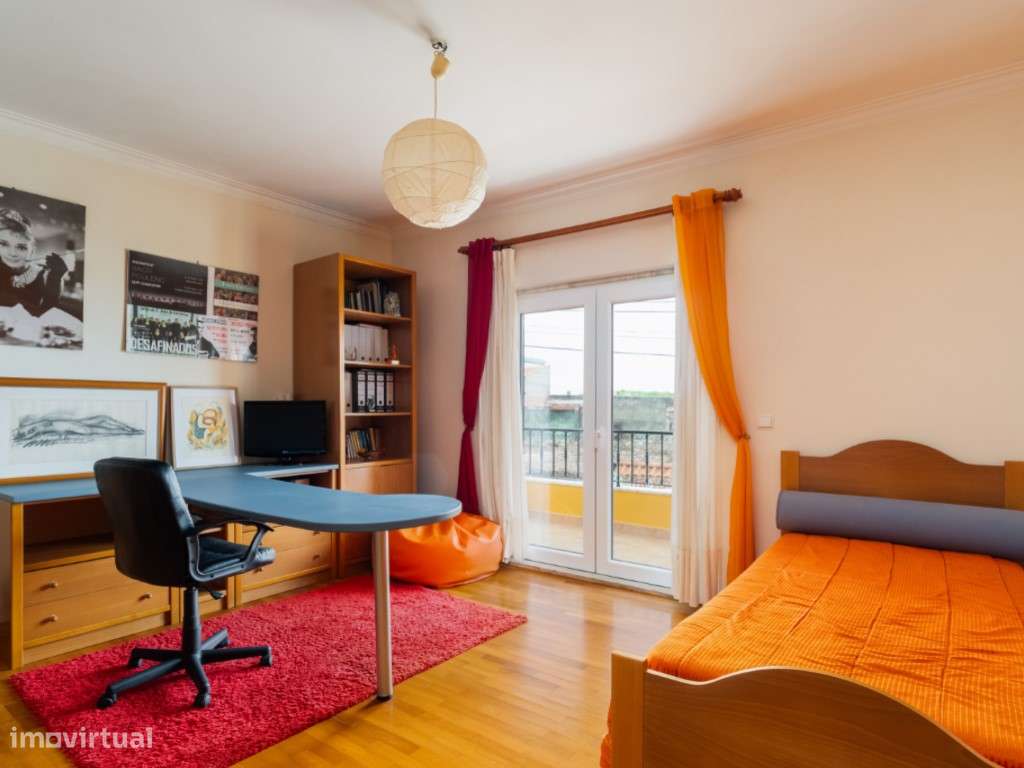 Moradia T4+1 localizada no bairro do 'Casal Novo'.-7