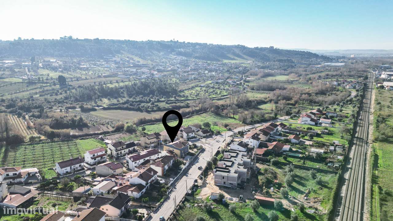 Moradia T4 com jardim, garagem e vistas urbanas-29