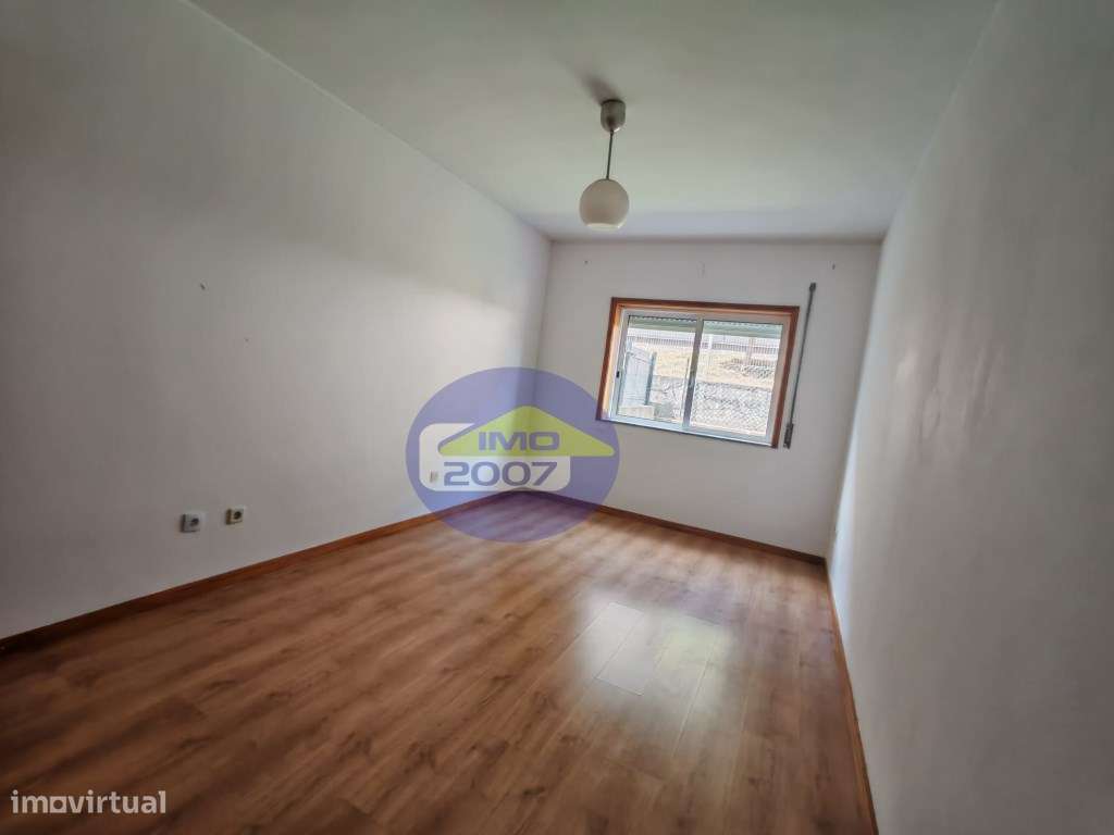 Apartamento T2 com terraço em Canelas-17