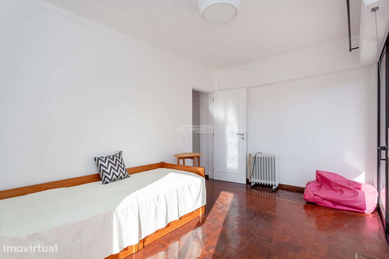 Apartamento T3 inserido no 2º andar de edifício com elevador situado n-10