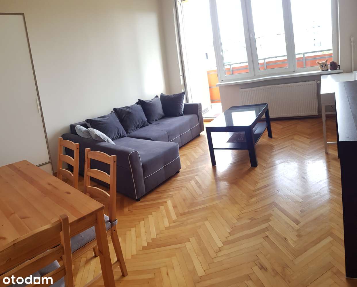 W pobliżu dworca PKP,rozkładowe,osobna kuchnia ,balkon,garderoba.